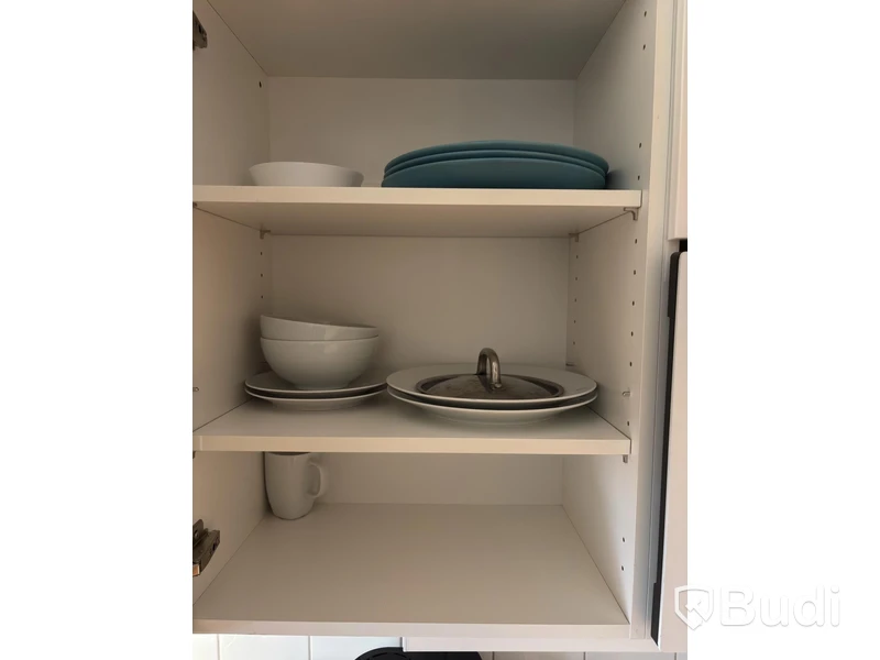 Inventarier till fullt möblerad enrummare - se alla bilder för komplett innehåll