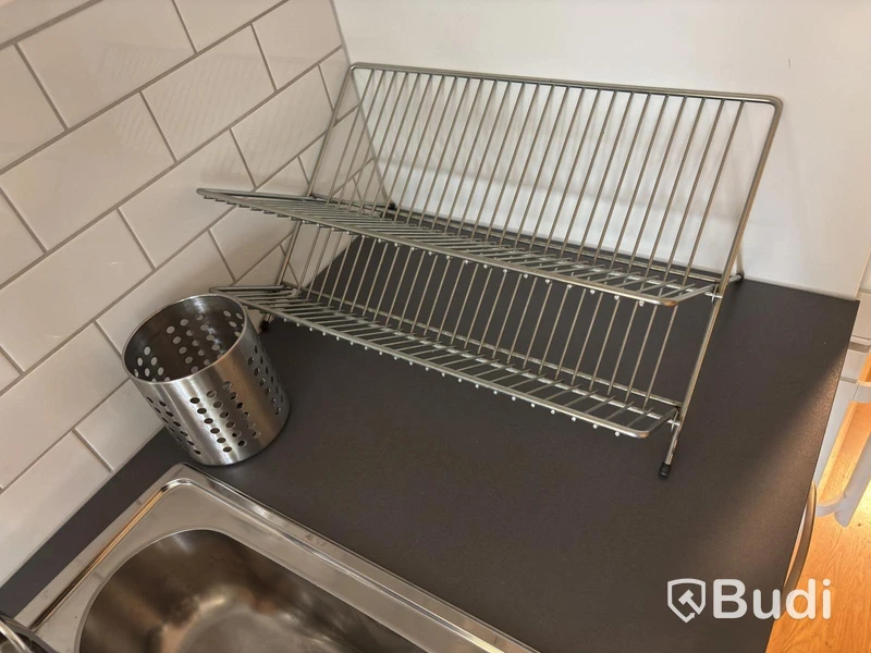 Inventarier till fullt möblerad enrummare - se alla bilder för komplett innehåll