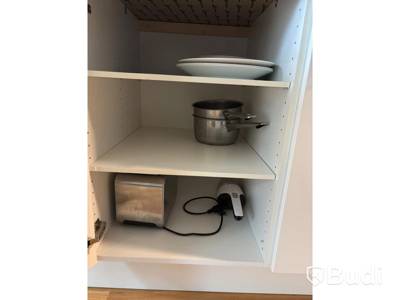 Inventarier till fullt möblerad enrummare - se alla bilder för komplett innehåll