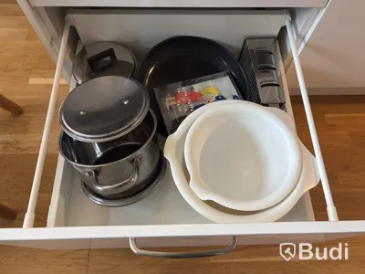 Inventarier till fullt möblerad enrummare - se alla bilder för komplett innehåll