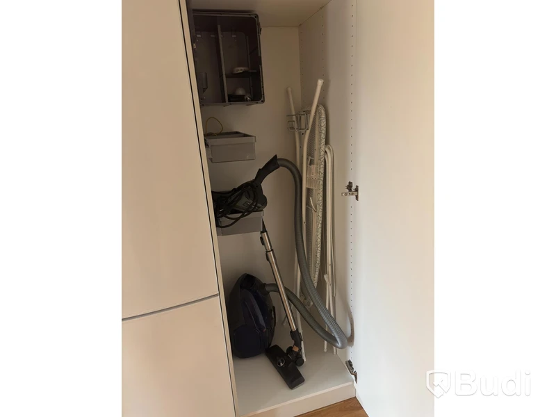 Inventarier till fullt möblerad enrummare - se alla bilder för komplett innehåll