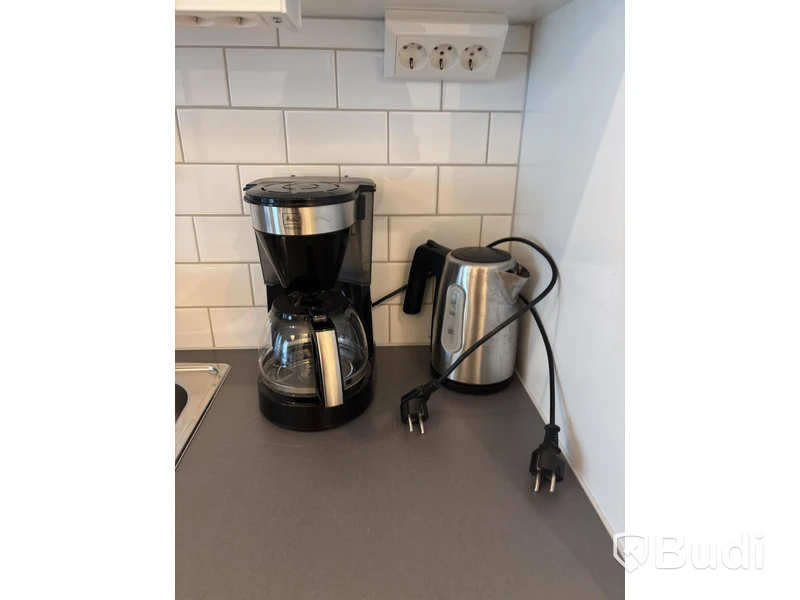 Inventarier till fullt möblerad enrummare - se alla bilder för komplett innehåll