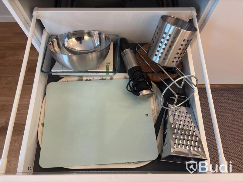 Inventarier till fullt möblerad enrummare - se alla bilder för komplett innehåll