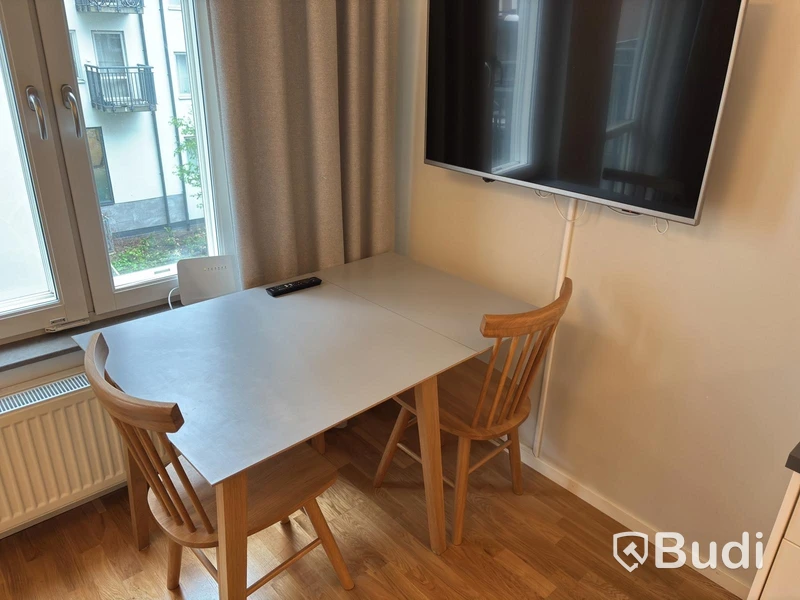 Inventarier till fullt möblerad enrummare - se alla bilder för komplett innehåll