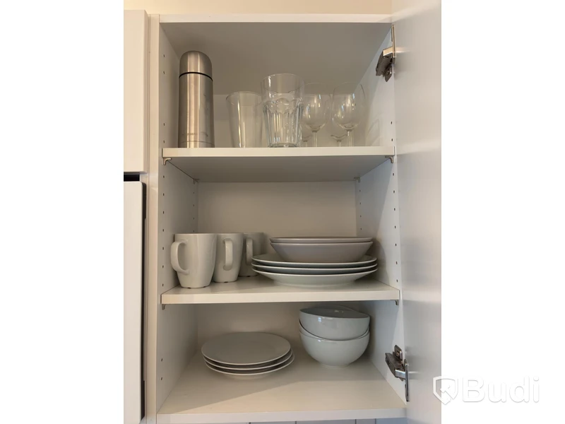 Inventarier till fullt möblerad enrummare - se alla bilder för komplett innehåll
