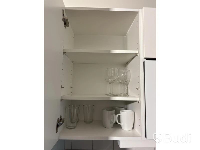 Inventarier till fullt möblerad enrummare - se alla bilder för komplett innehåll