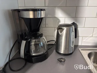 Inventarier till fullt möblerad enrummare - se alla bilder för komplett innehåll
