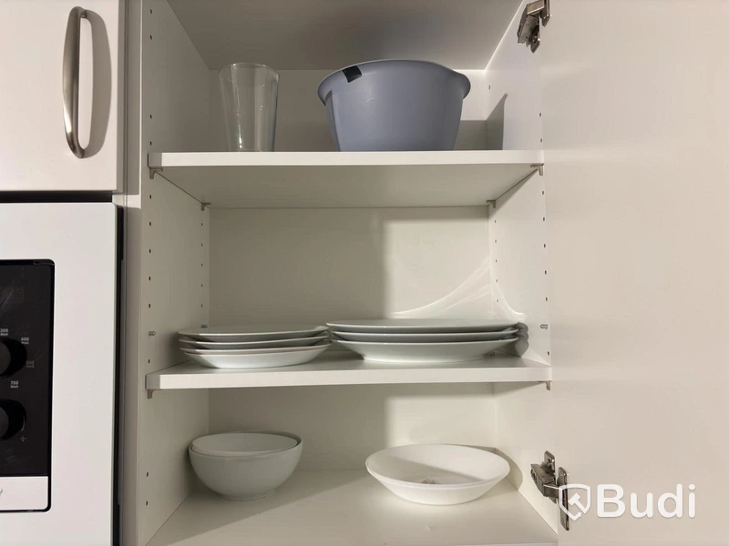 Inventarier till fullt möblerad enrummare - se alla bilder för komplett innehåll