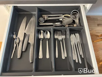 Inventarier till fullt möblerad enrummare - se alla bilder för komplett innehåll