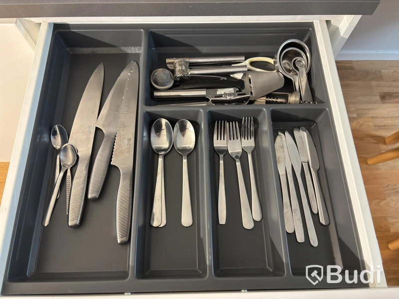 Inventarier till fullt möblerad enrummare - se alla bilder för komplett innehåll