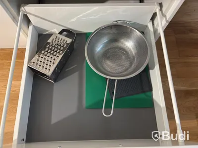 Inventarier till fullt möblerad enrummare - se alla bilder för komplett innehåll