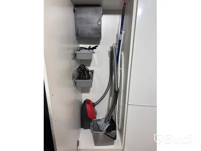 Inventarier till fullt möblerad enrummare - se alla bilder för komplett innehåll