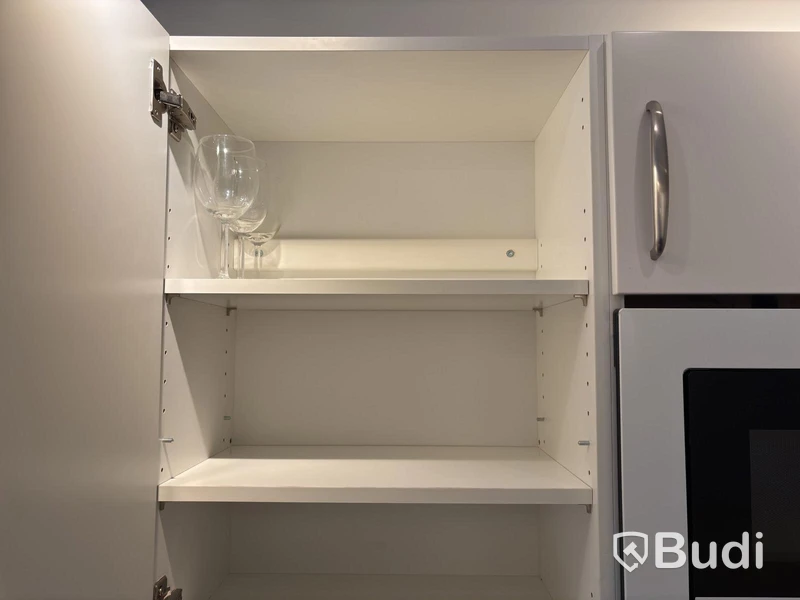 Inventarier till fullt möblerad enrummare - se alla bilder för komplett innehåll
