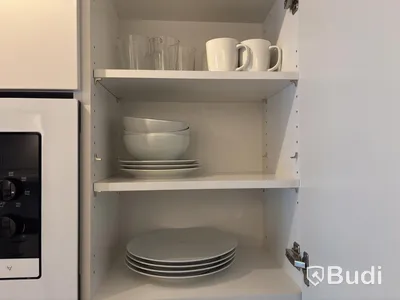Inventarier till fullt möblerad enrummare - se alla bilder för komplett innehåll