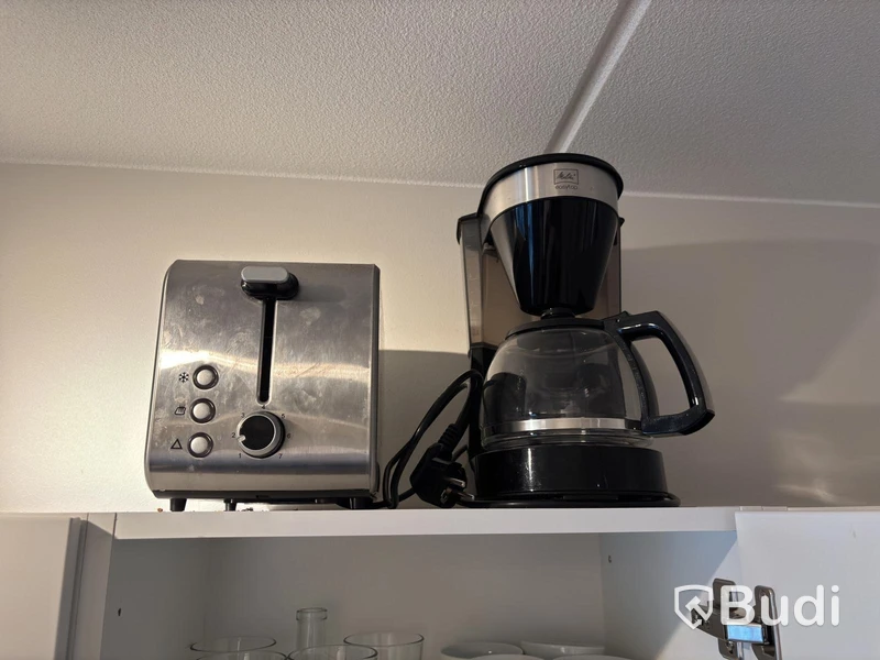Inventarier till fullt möblerad enrummare - se alla bilder för komplett innehåll