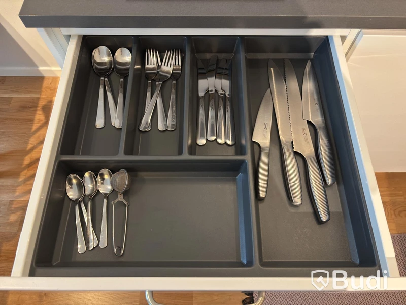 Inventarier till fullt möblerad enrummare - se alla bilder för komplett innehåll