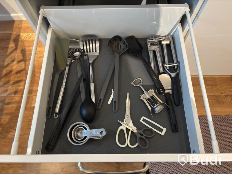 Inventarier till fullt möblerad enrummare - se alla bilder för komplett innehåll