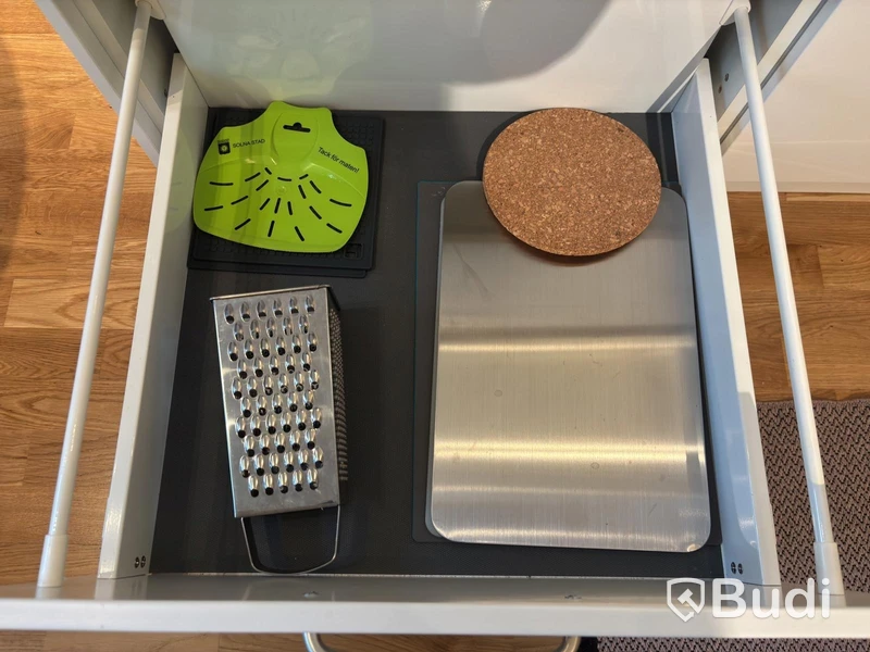 Inventarier till fullt möblerad enrummare - se alla bilder för komplett innehåll