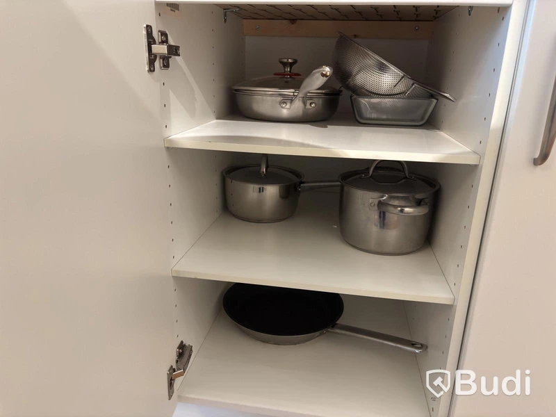 Inventarier till fullt möblerad enrummare - se alla bilder för komplett innehåll