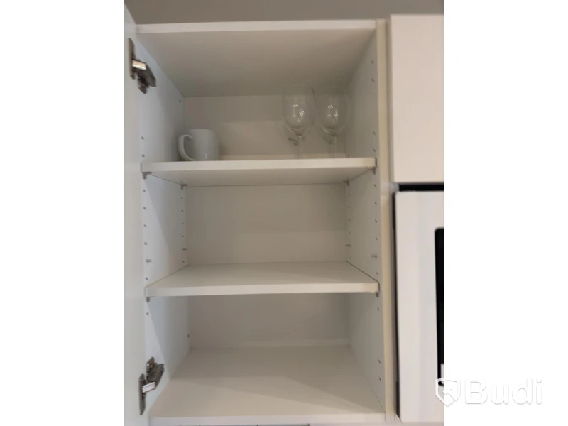 Inventarier till fullt möblerad enrummare - se alla bilder för komplett innehåll