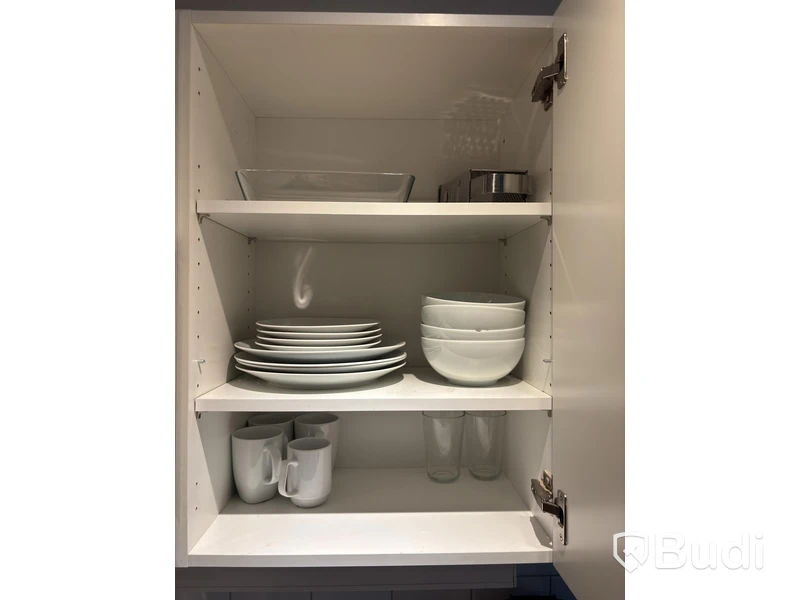 Inventarier till fullt möblerad enrummare - se alla bilder för komplett innehåll