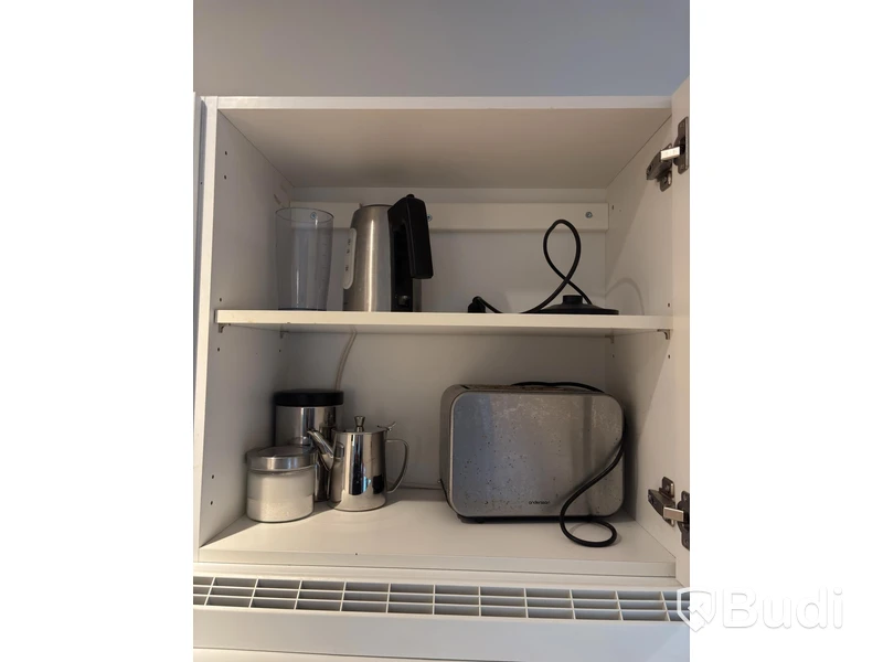 Inventarier till fullt möblerad enrummare - se alla bilder för komplett innehåll