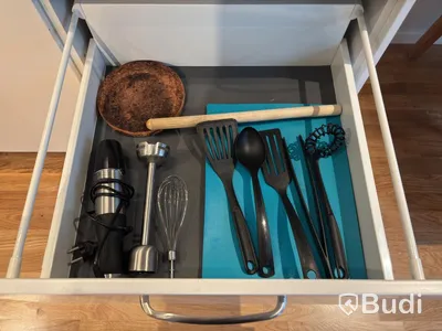Inventarier till fullt möblerad enrummare - se alla bilder för komplett innehåll