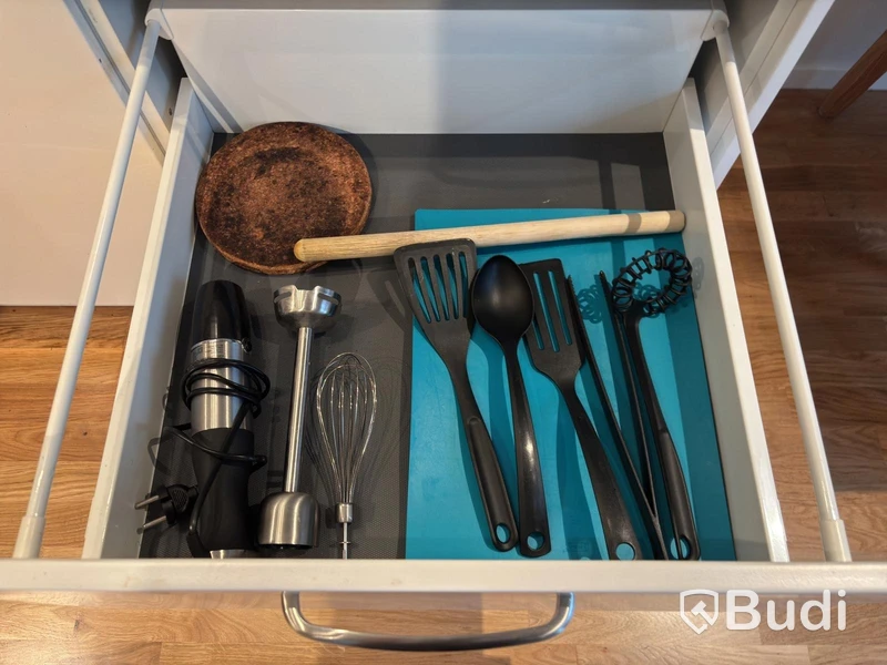 Inventarier till fullt möblerad enrummare - se alla bilder för komplett innehåll