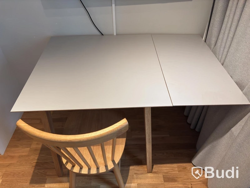 Inventarier till fullt möblerad enrummare - se alla bilder för komplett innehåll