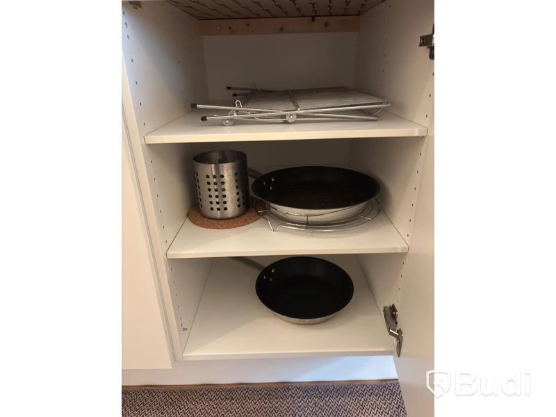 Inventarier till fullt möblerad enrummare - se alla bilder för komplett innehåll