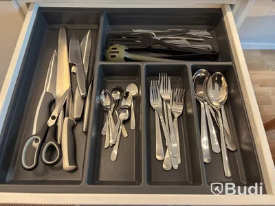 Inventarier till fullt möblerad enrummare - se alla bilder för komplett innehåll
