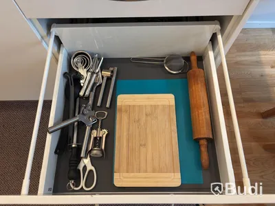 Inventarier till fullt möblerad enrummare - se alla bilder för komplett innehåll