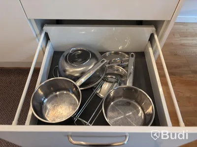 Inventarier till fullt möblerad enrummare - se alla bilder för komplett innehåll