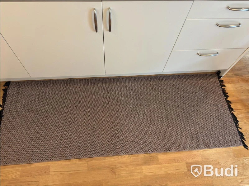 Inventarier till fullt möblerad enrummare - se alla bilder för komplett innehåll