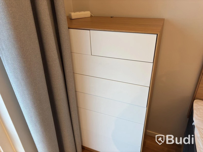Inventarier till fullt möblerad enrummare - se alla bilder för komplett innehåll