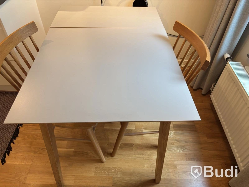 Inventarier till fullt möblerad enrummare - se alla bilder för komplett innehåll