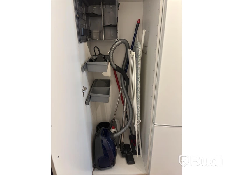 Inventarier till fullt möblerad enrummare - se alla bilder för komplett innehåll