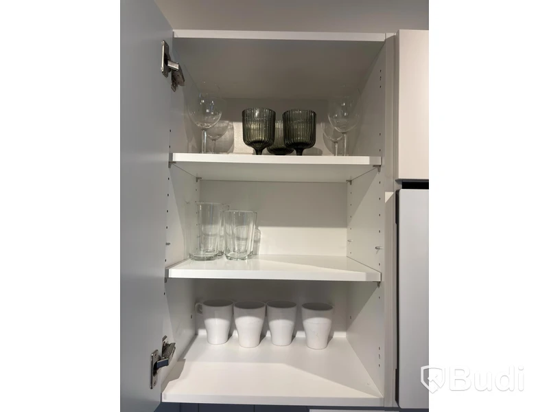 Inventarier till fullt möblerad enrummare - se alla bilder för komplett innehåll