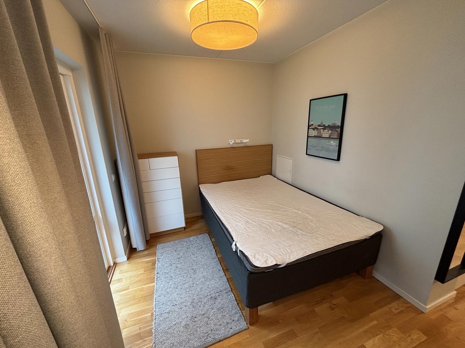 Inventarier till fullt möblerad enrummare - se alla bilder för komplett innehåll