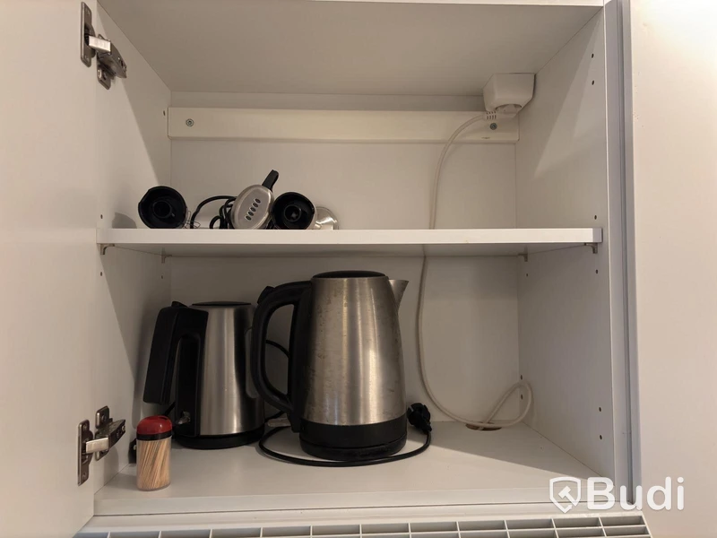 Inventarier till fullt möblerad enrummare - se alla bilder för komplett innehåll