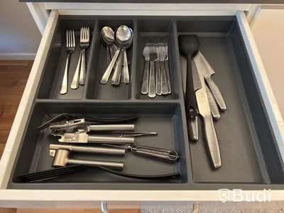 Inventarier till fullt möblerad enrummare - se alla bilder för komplett innehåll