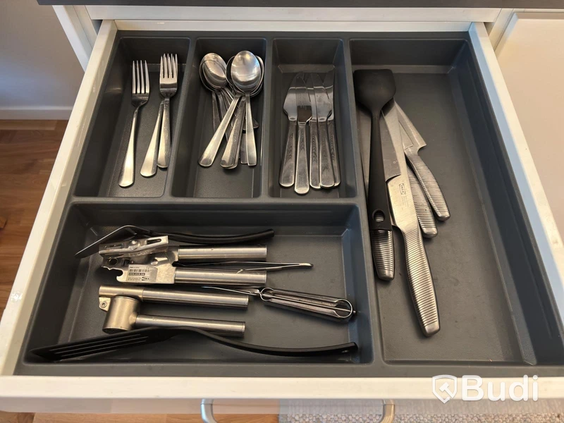 Inventarier till fullt möblerad enrummare - se alla bilder för komplett innehåll