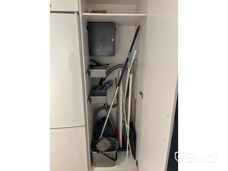 Inventarier till fullt möblerad enrummare - se alla bilder för komplett innehåll