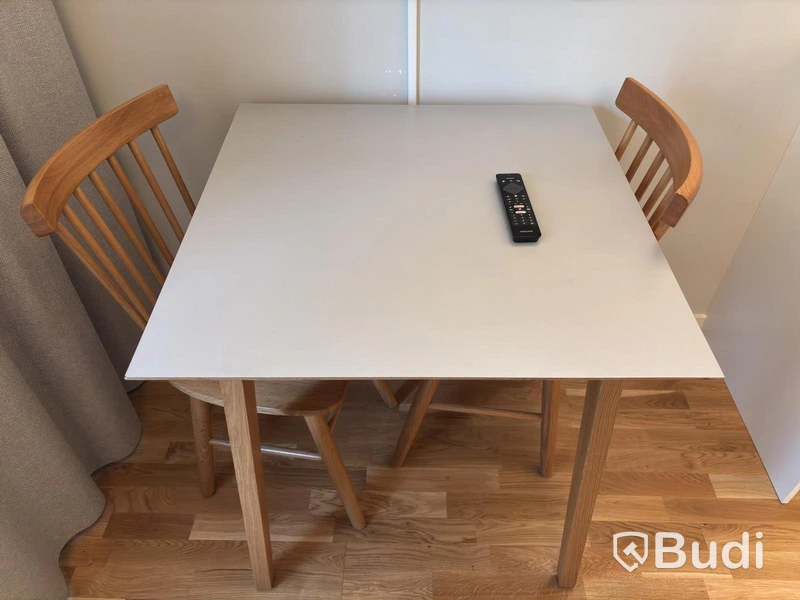 Inventarier till fullt möblerad enrummare - se alla bilder för komplett innehåll