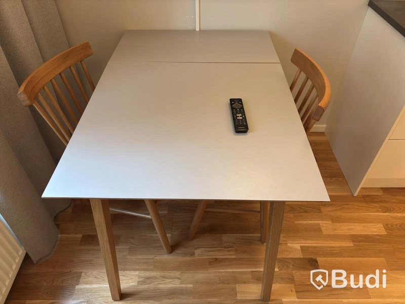 Inventarier till fullt möblerad enrummare - se alla bilder för komplett innehåll