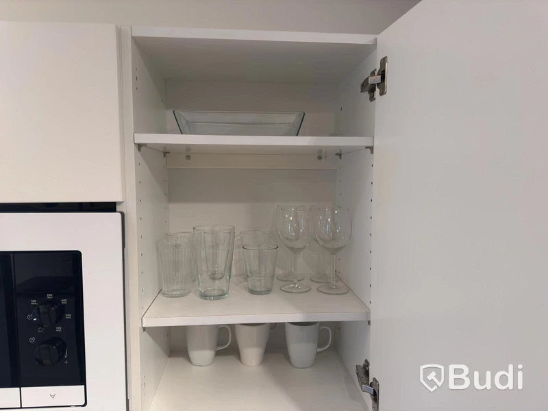Inventarier till fullt möblerad enrummare - se alla bilder för komplett innehåll