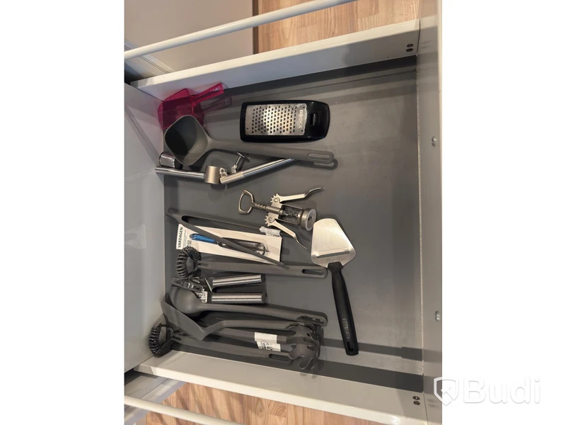 Inventarier till fullt möblerad enrummare - se alla bilder för komplett innehåll