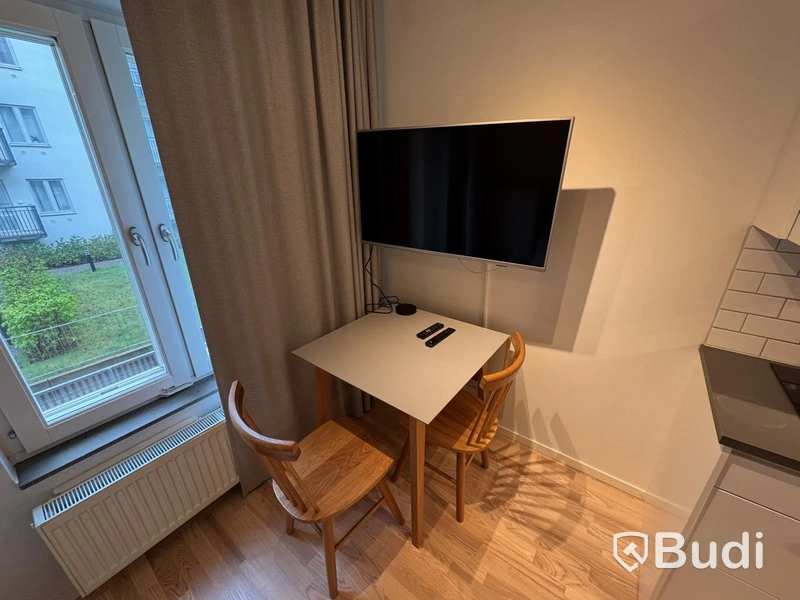 Inventarier till fullt möblerad enrummare - se alla bilder för komplett innehåll