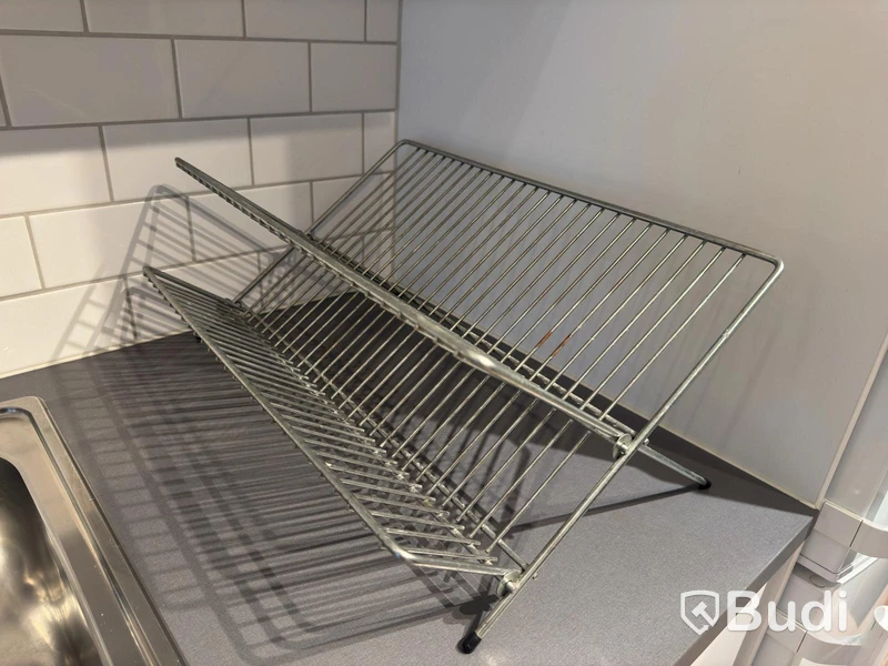 Inventarier till fullt möblerad enrummare - se alla bilder för komplett innehåll