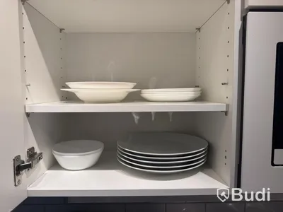 Inventarier till fullt möblerad enrummare - se alla bilder för komplett innehåll